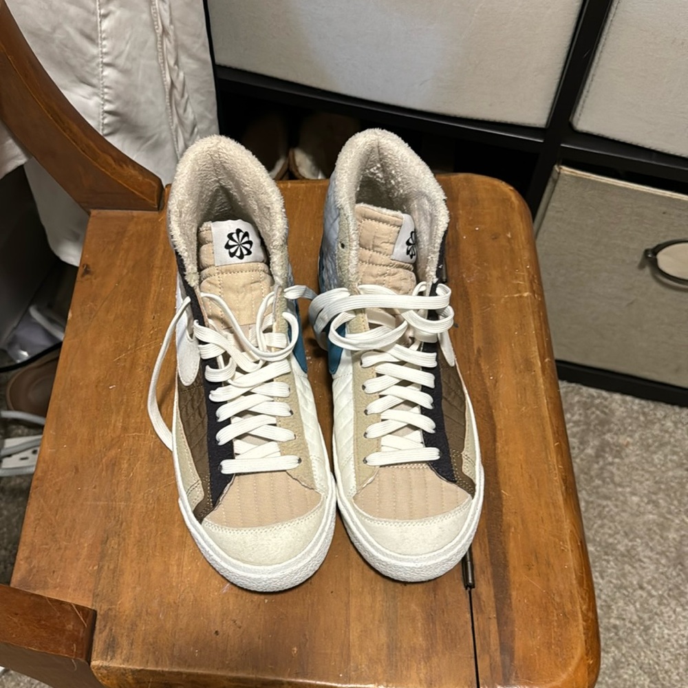 Men’s unisex Nike furry high tops size 6 in men 8.5 women